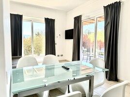 Executive Suite | Premium bedding, down comforters, desk, laptop workspace