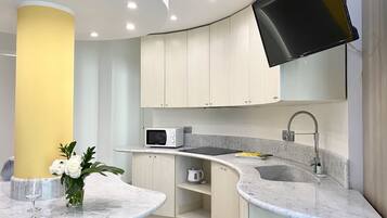 Frigorífico grande, microondas, placa de cocina y utensilios de cocina