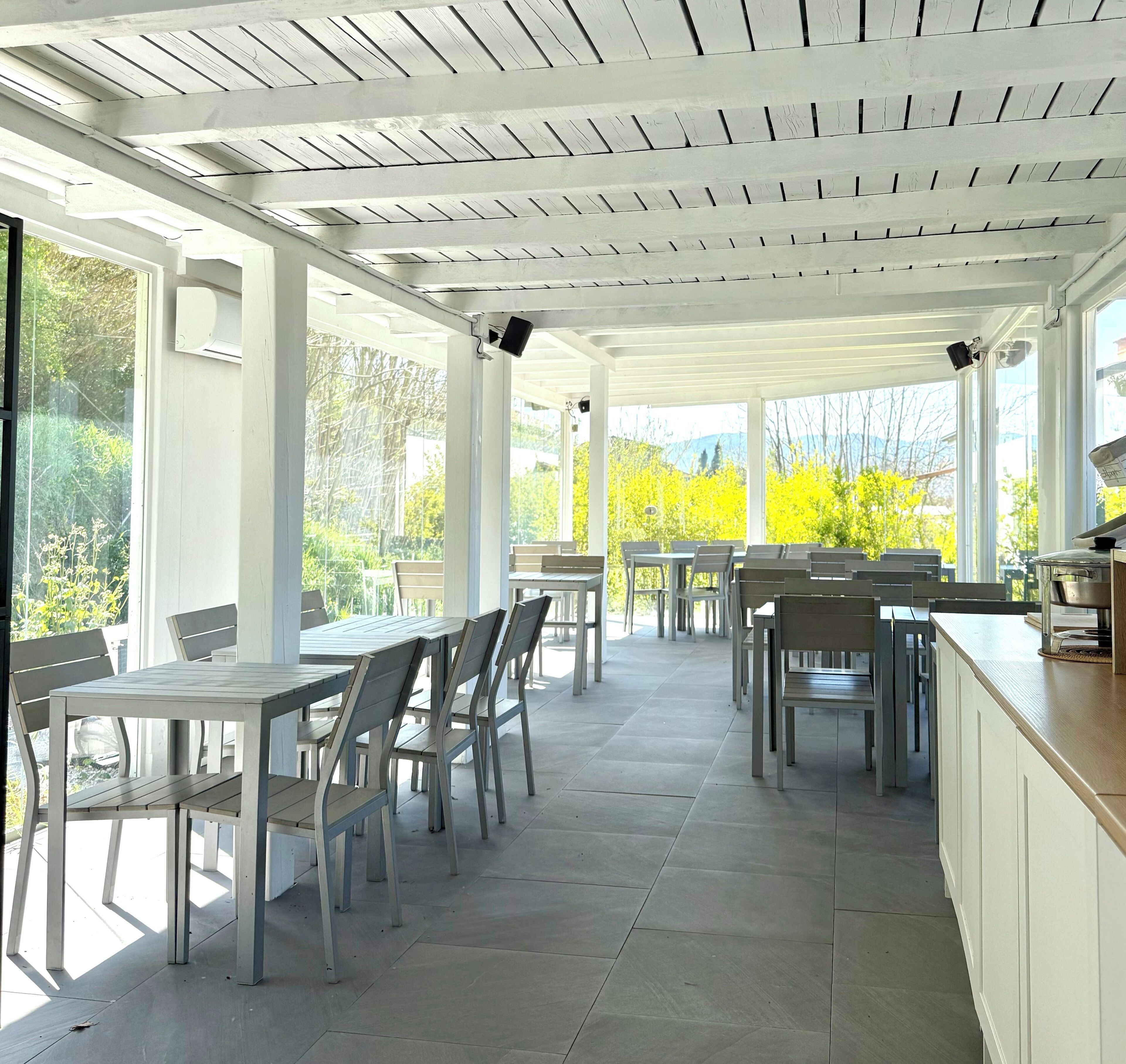 Daily cooked-to-order breakfast (EUR 9 per person)