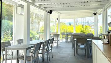 Daily cooked-to-order breakfast (EUR 9 per person)