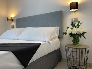 Premium bedding, down duvets, desk, laptop workspace - Le Village Sarzana (Sarzana)