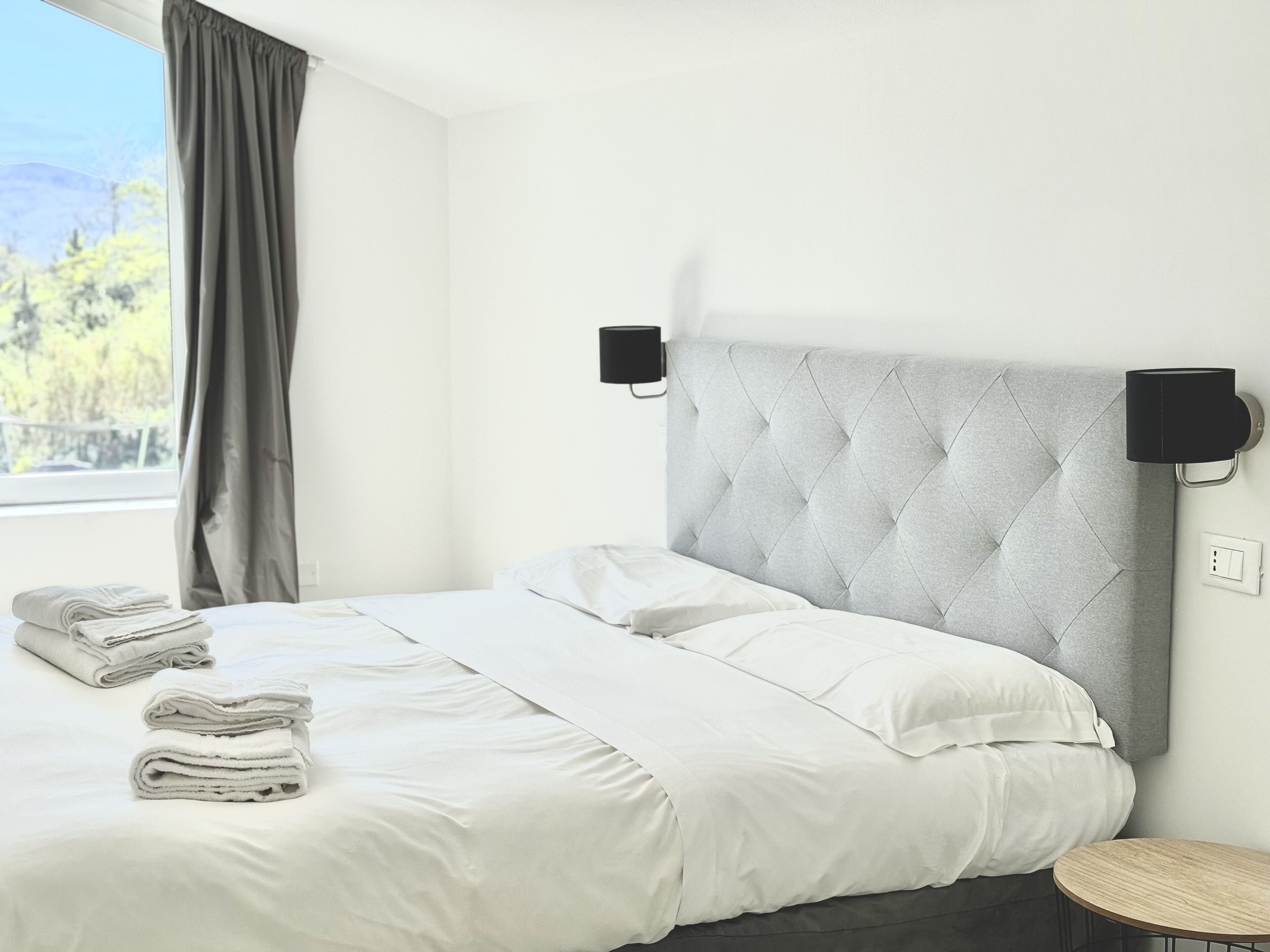 Suite Executive | Biancheria da letto di alta qualità, copriletto in piuma, una scrivania