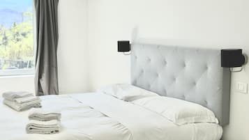 Suite Executive | Biancheria da letto di alta qualità, copriletto in piuma, una scrivania