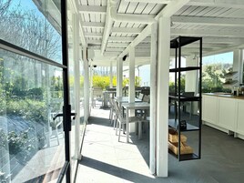 Daily cooked-to-order breakfast (EUR 9 per person)