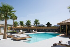 Piscine extérieure (ouverte en saison), parasols de plage