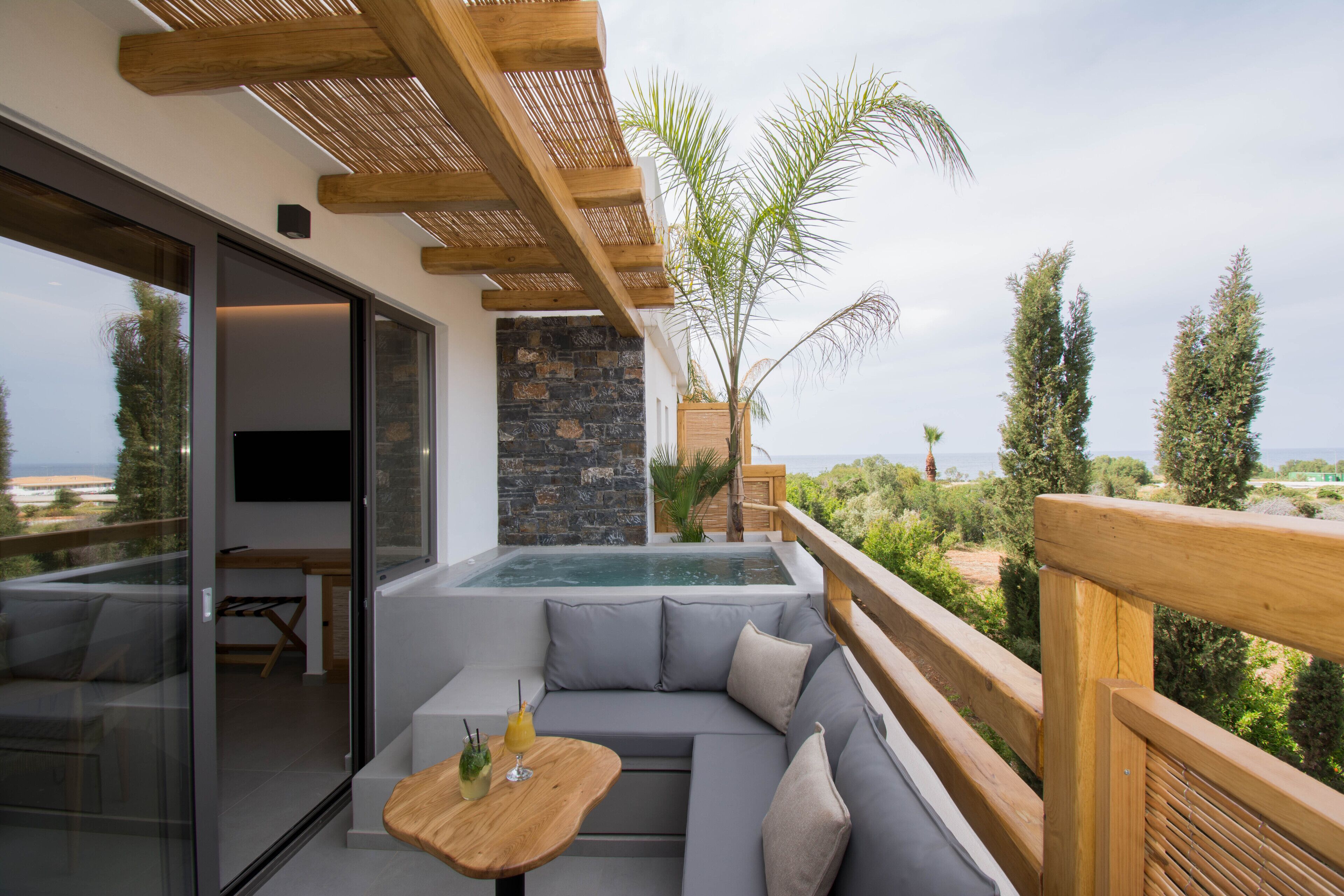 Deluxe Room with Jacuzzi | Caja de seguridad en la habitación y decoración personalizada 