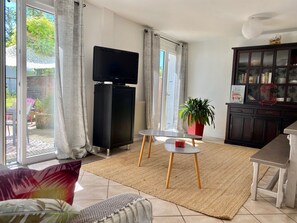 TV, DVD player, books, stereo