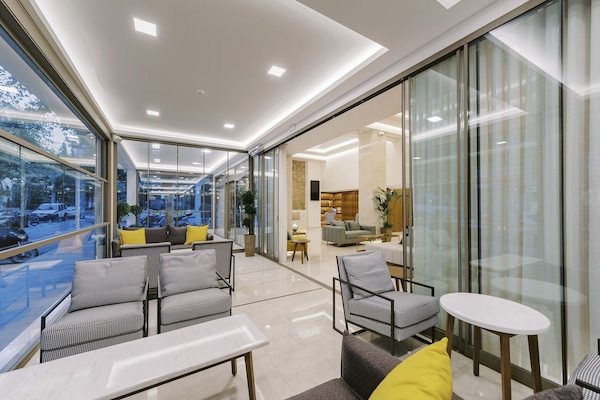Lobby lounge
