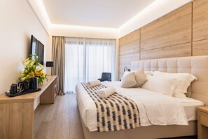 Habitación doble Deluxe | Minibar, caja de seguridad en la habitación y decoración personalizada 