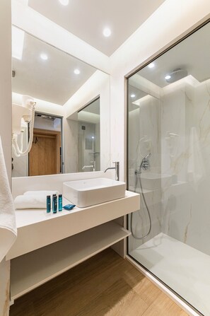 Shower, free toiletries, hair dryer, slippers - Hotel Acandia (Rhodes)