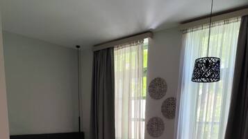 Quarto casal tradicional | Frigobar, cofres nos quartos, individualmente decorados, escrivaninha