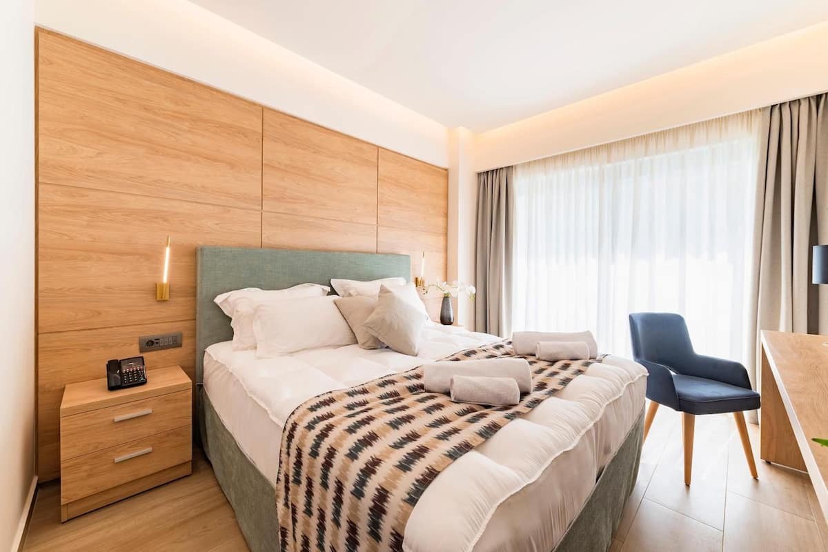 Mini Suite | 1 bedroom, minibar, in-room safe, individually decorated
