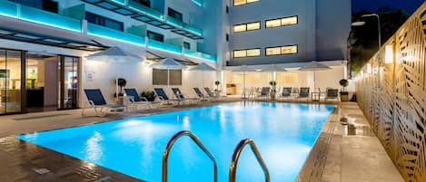 Sesongbasert utendørsbasseng, bassengparasoller og solsenger