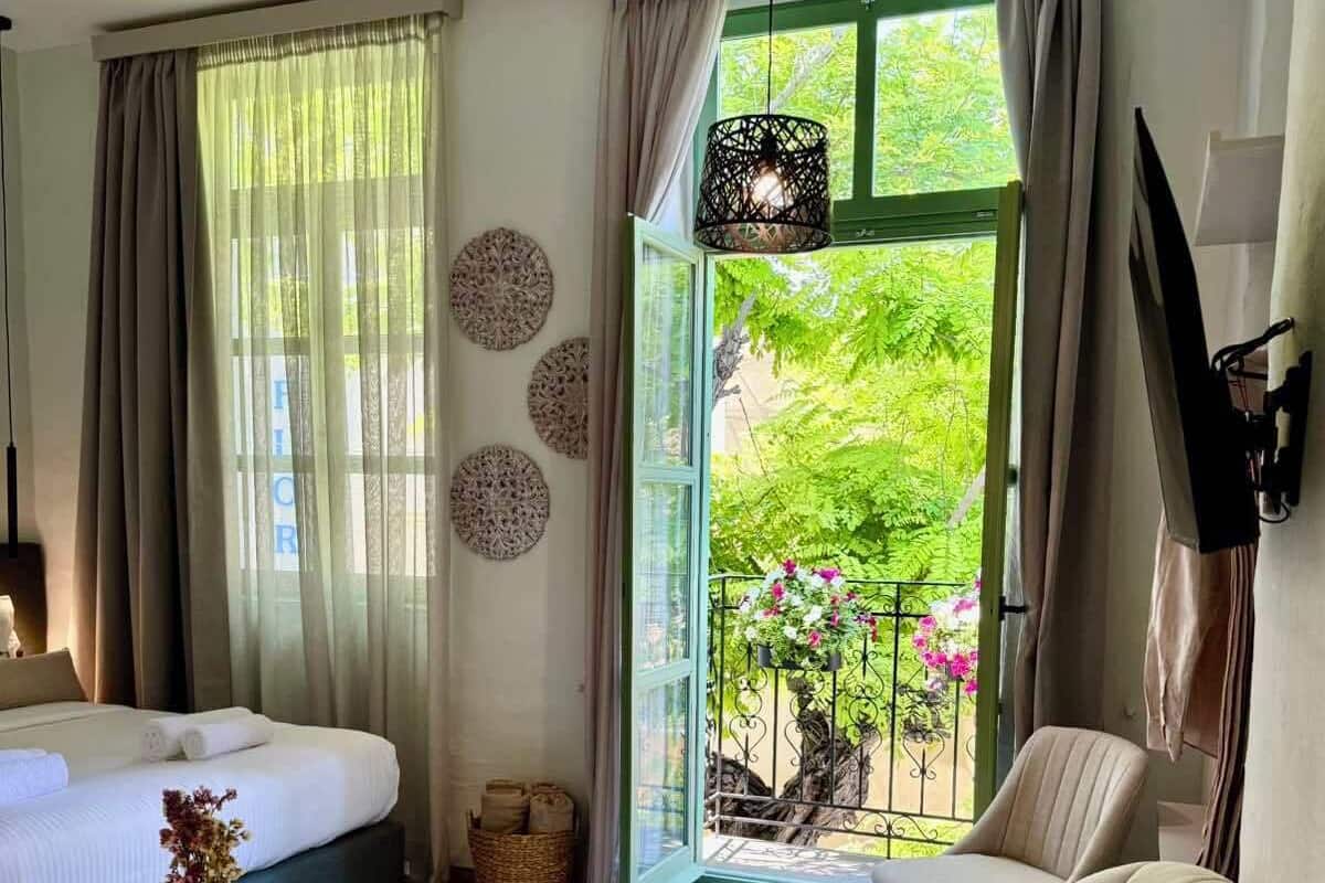Traditional Double Room | 1 bedroom, minibar, in-room safe, individually decorated