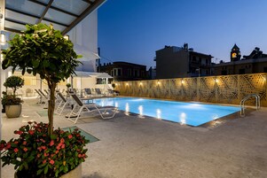 Szezonális szabadtéri medence, napernyők és napozóágyak