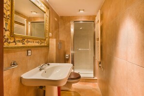 Combined shower/bathtub, hair dryer, towels, toilet paper
