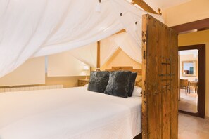 4 habitaciones, tabla de planchar con plancha, wifi y ropa de cama 