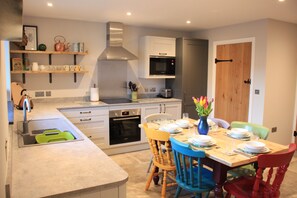 Réfrigérateur, four à micro-ondes, un four, surface de cuisson