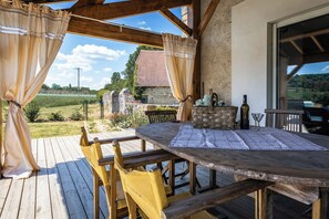 Outdoor dining - holiday home with private pool and large covered terrace. (La Bachellerie)
