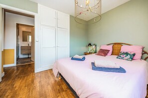 3 bedrooms, iron/ironing board, WiFi, bed sheets