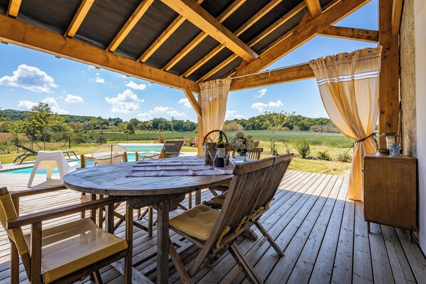 Outdoor dining - holiday home with private pool and large covered terrace. (La Bachellerie)