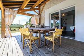 Outdoor dining - holiday home with private pool and large covered terrace. (La Bachellerie)
