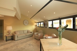 Deluxe Suite (Dans les Ormes) | Living area