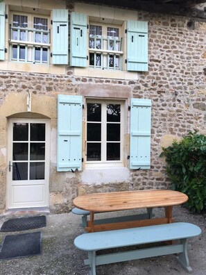 تناول الطعام بالخارج