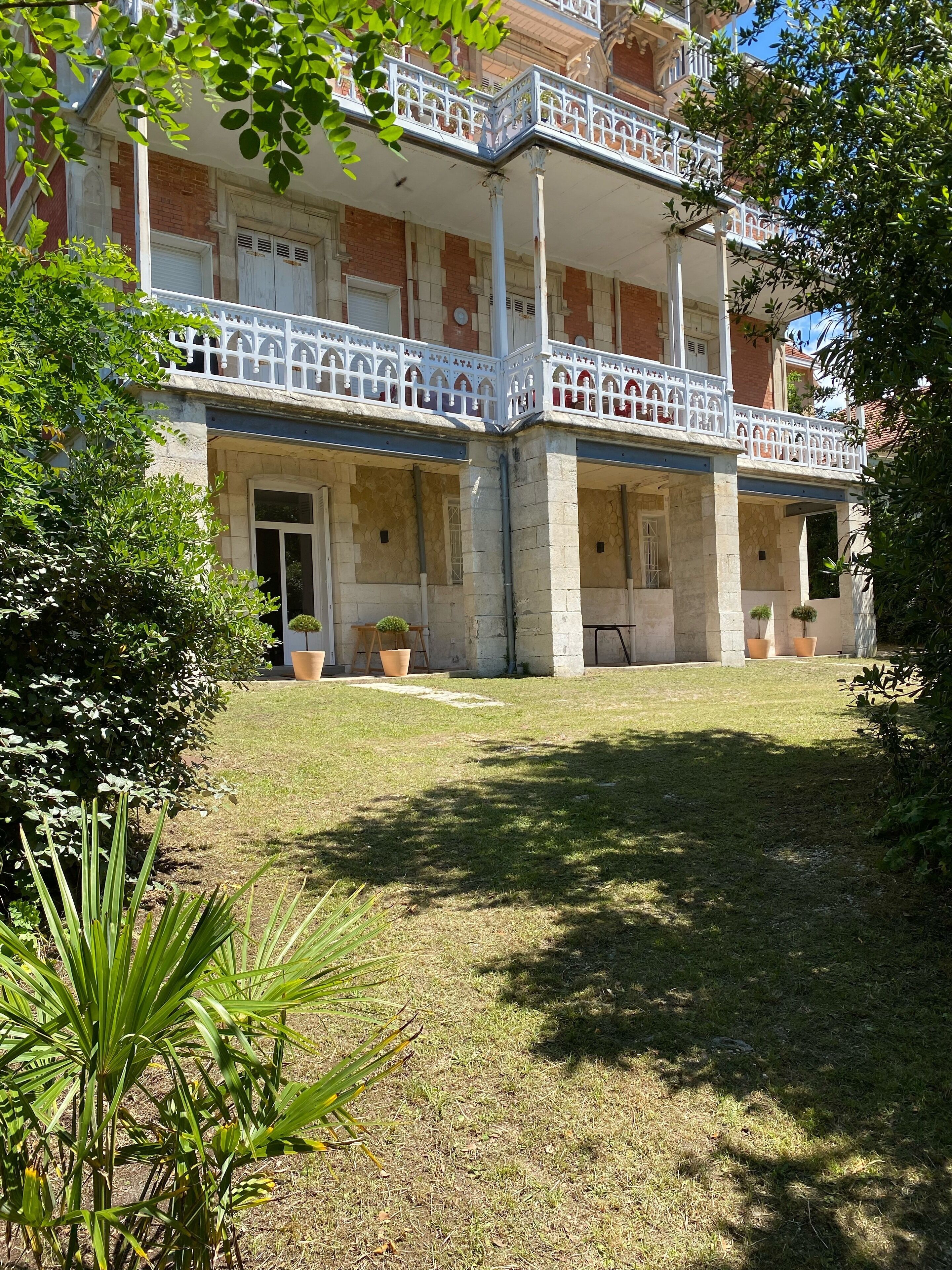 Le jardin devant l’appartement 