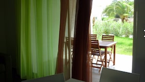 Una stanza con vista su un patio arredato con tavolo e sedie.