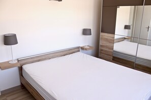 2 chambres, chambres insonorisées, fer et planche à repasser