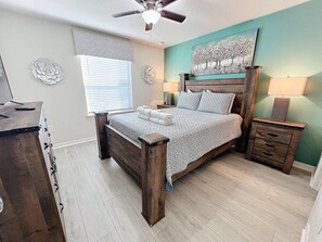 Een bureau, een strijkplank/strijkijzer, gratis wifi, beddengoed