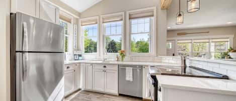 Réfrigérateur, micro-ondes, four, plaque de cuisson