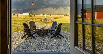 Blackhawks Nest · Cozy tiny house retreat with breathtaking views!