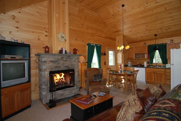 Een televisie en een open haard