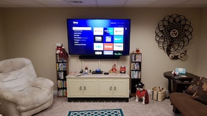 TV connectée, cheminée, lecteur de DVD, vidéothèque