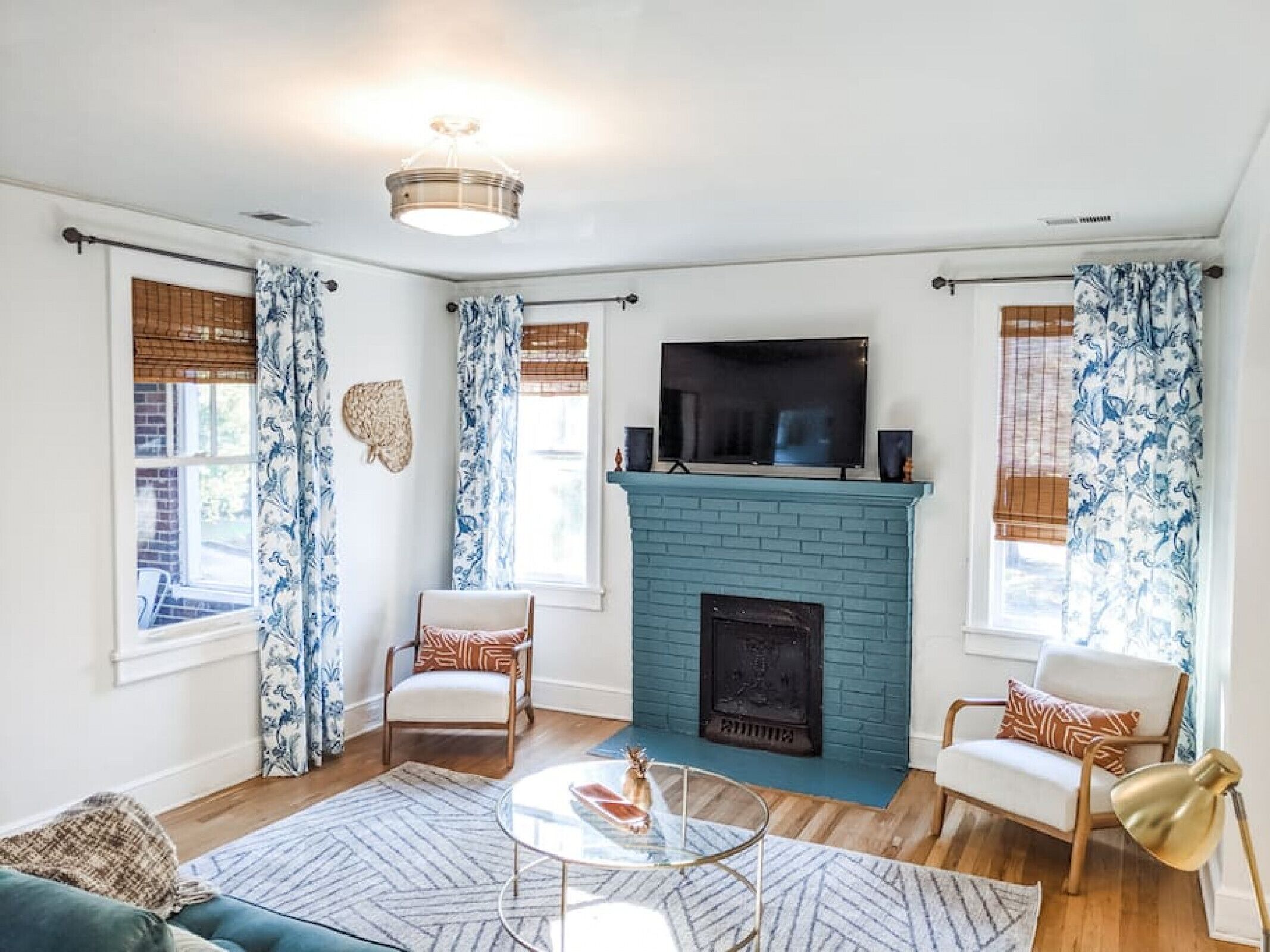 2917 Monroe Upstairs · Stylish Blue Oasis Apt ☆1.5 miles to USC☆