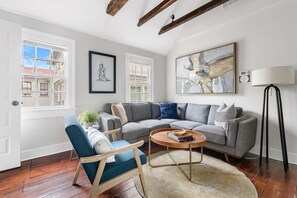 TV - Casa Bella Suite B | 3 Blocks to King Street (Charleston)