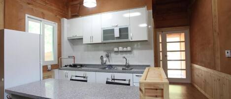 Habitación (#1) | Cocina básica privada | Frigorífico, hervidor eléctrico, arrocera y utensilios de cocina