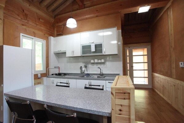 Habitación (#1) | Cocina básica privada | Frigorífico, hervidor eléctrico, arrocera y utensilios de cocina