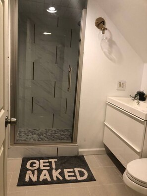 Een bad/douchecombinatie, een haardroger