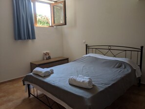 10 bedrooms, individually decorated, desk, iron/ironing board - Villa Apex (Saronikos)
