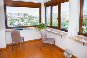 فيلا - عدة غرف نوم | منطقة المعيشة | تلفزيون بشاشة مسطحة، مدفأة