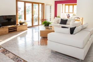 فيلا - عدة غرف نوم | غرفة المعيشة | تلفزيون بشاشة مسطحة، مدفأة