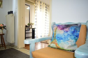 อพาร์ทเมนท์ | ห้องนั่งเล่น | ทีวีจอแบน 32 นิ้ว พร้อมช่องเคเบิล, ทีวี