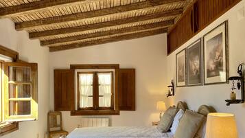 3 bedrooms, desk, soundproofing, iron/ironing board