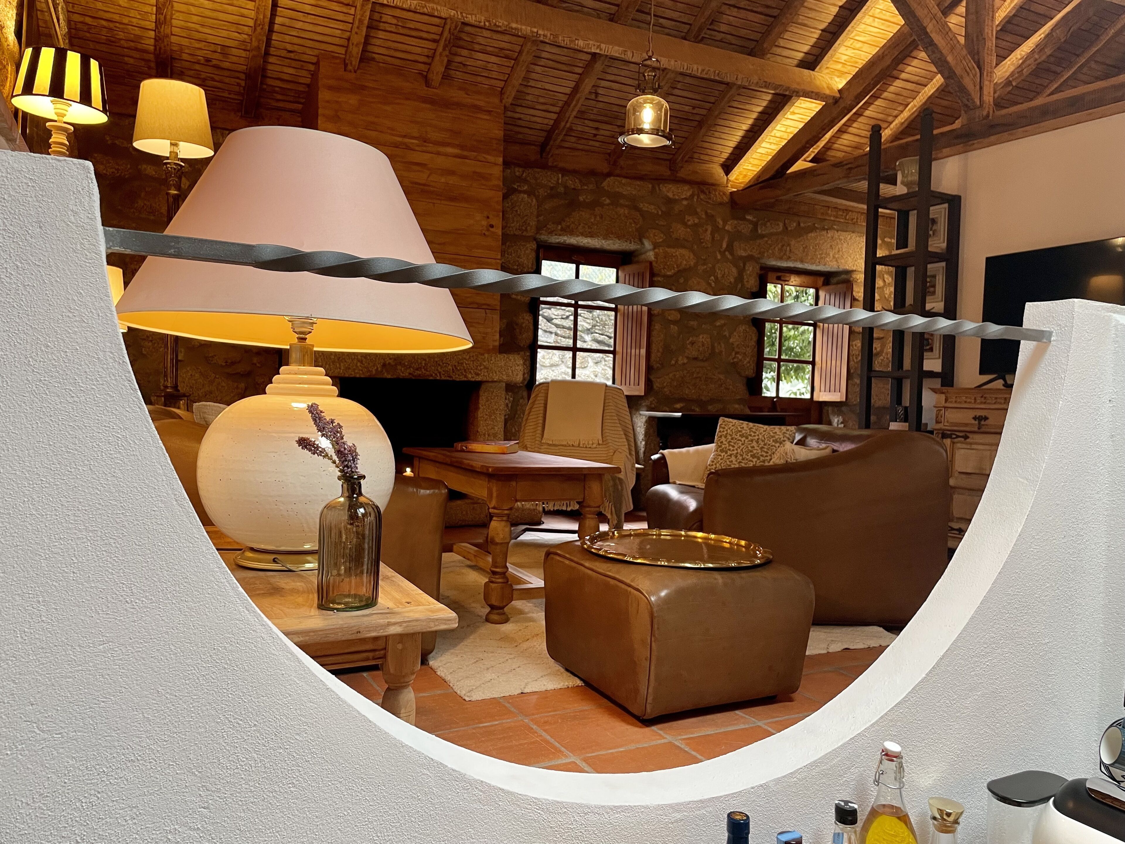 Smart-tv, een open haard en boeken