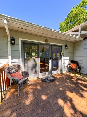 Terrace/patio - Ozark Outing - a spectacular view of the Lake of the Ozarks (Roach)