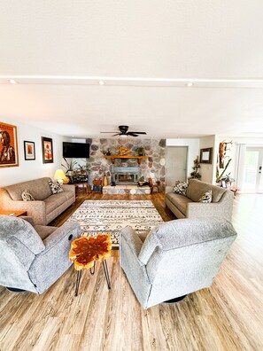 Smart TV, fireplace - Ozark Outing - a spectacular view of the Lake of the Ozarks (Roach)