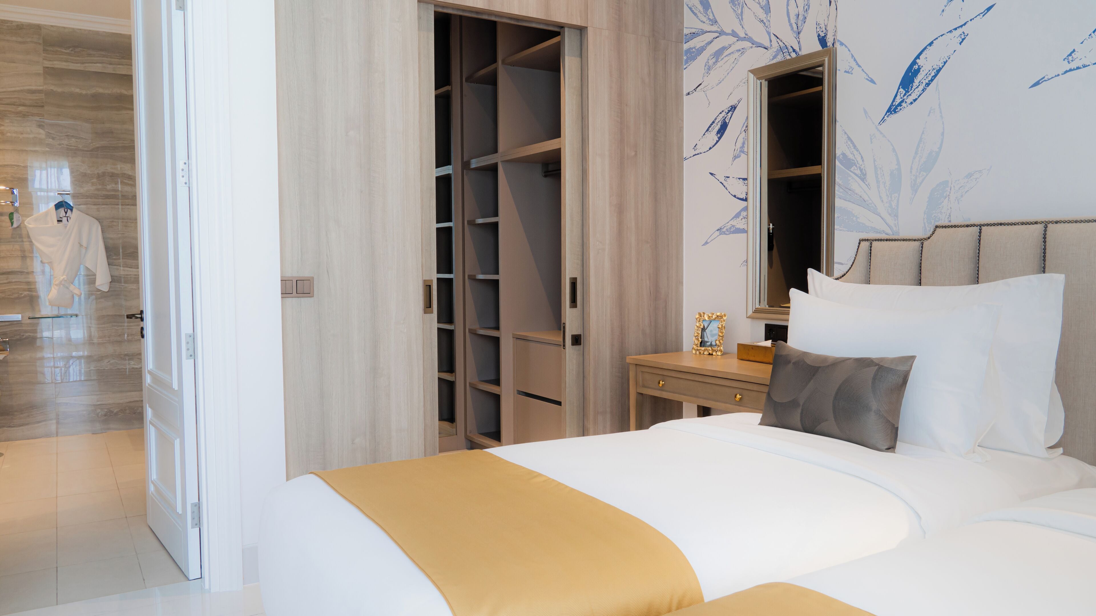 خزنة داخل الغرفة ومكتب ومكواة/لوح كي وواي فاي مجانًا